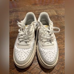 Nike tennis shoes size 9